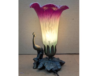 VINTAGE PEACOCK FIGURINE TABLE LAMP WITH TULIP FLO...