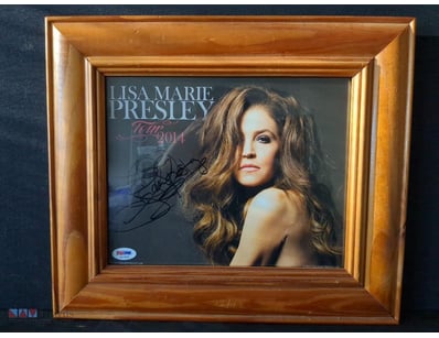 AUTOGRAPHED PHOTOGRAPH OF LISA MARIE PRESLEY.

Ite...
