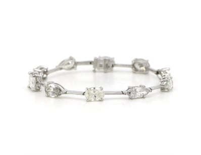 14K WHITE GOLD AND DIAMOND, BRACELET.      

The D...