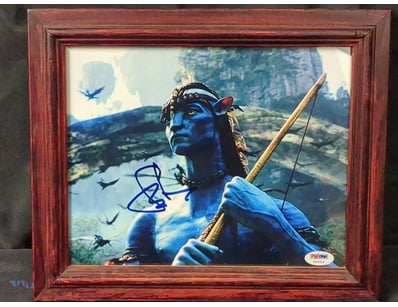 AUTOGRAPHED PHOTOGRAPH OF SAM WORTHINGTON AS 'JAKE...