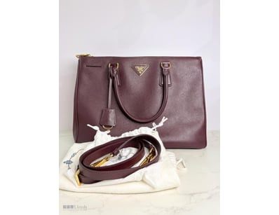 PRADA SAFFIANO BAG MED RED

Condition: 9.5 / 10

M...