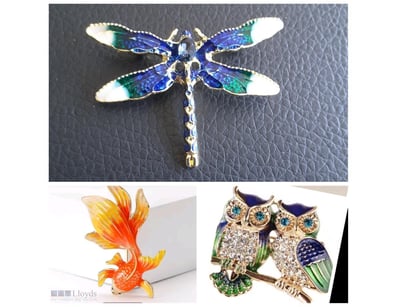 3 X ENAMEL AND CRYSTAL BROOCHES        

Condition...