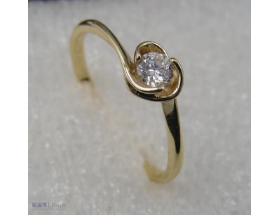 GOLD COLOUR RING SIZE 10        

Condition: Good ...