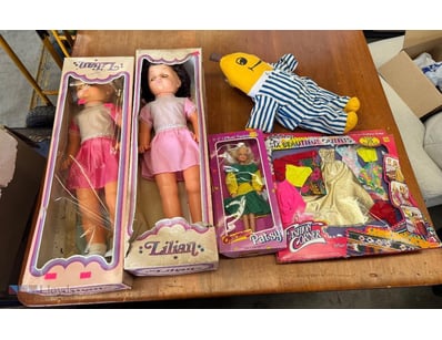 Assorted lot of dolls and teddys 

Note: sold as l...