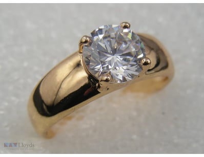 GOLD COLOUR  RING SIZE 10        

Condition: Good...