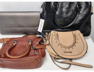 COLLECTION OF LEATHER BAGS

Condition: Fair

3...
