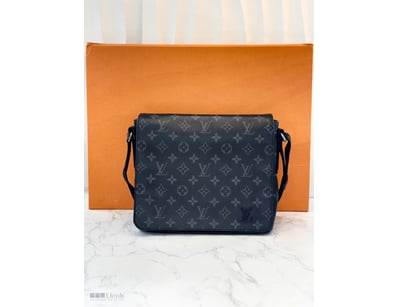 LOUIS VUITTON BLACK MONOGRAM MESSENGER BAG 




Co...