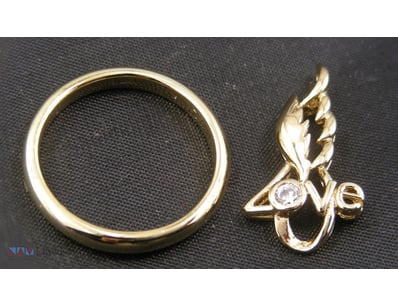 GOLD COLOUR RING SIZE 9, PENDANT        

Conditio...