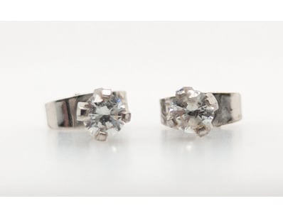 9CT YELLOW GOLD AND CZ EARRINGS


583010+163
...