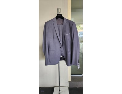 3 PCS POLYESTER MEN SUIT SIZE 46

Material: Polyes...