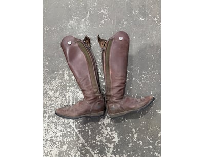 Assorted lot of saddle and riding boots. 

SOLD ...