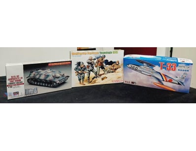 LOT OF THREE JAPANESE PLASTIC SCALE MODEL KITS - M...