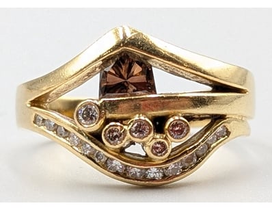 18CT YELLOW GOLD, WHITE AND CHAMPAGNE DIAMOND RING...
