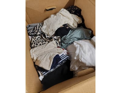 Mixed clothing lot comprising assorted garments in...