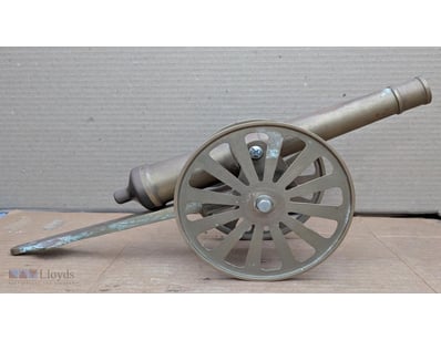VINTAGE BRASS CANON ON WHEELS   



Size: 38X13X18...