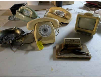 Vintage telephone collection comprising six pieces...