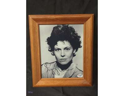 THIS FRAMED PHOTOGRAPH FEATURES ACTRESS SIGOURNEY ...