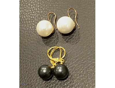 2 X PAIRS GOLD PLATED SHELL PEARL EARRINGS        ...