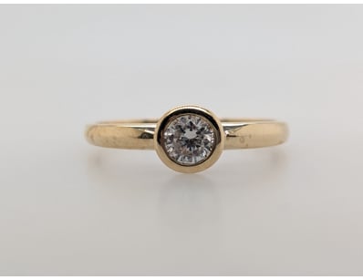 9CT CZ RING


583010+124


