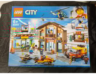 **UNRESERVED** LIFETIME COLLECTION OF LEGO PART... - Lot 857