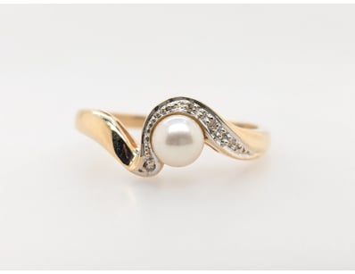 9K PEARL AND DIAMOND RING


583010+255


