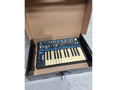 Novation Bass Station 2, Analogue Synthesizer keyb...