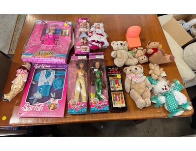 Assorted collection of dolls and teddy bears 

Not...