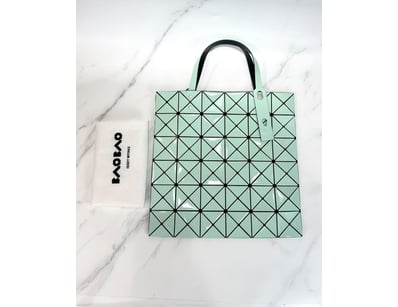 Designer Vault (A979) - Lot 3551