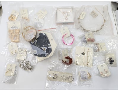 COLLECTION OF JEWELLERY PIECES INCLUDING NECKLACES...