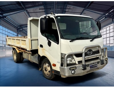 <b>2013 Hino 300 Series Single Cab Chassis - White...