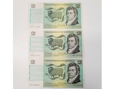 AUSTRALIAN $2 BANKNOTES , R82 (VF) 

CV: $55 EAC...