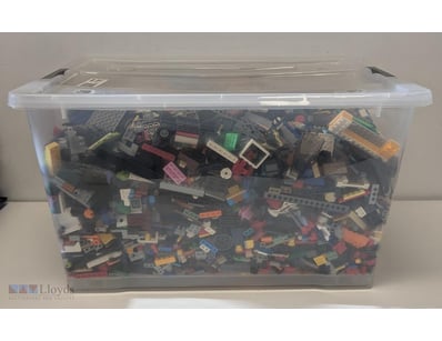 LARGE COLLECTION OF LEGO BRICKS AND COMPONENTS IN ...