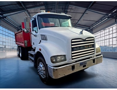 <b>2009 Mack Metroliner Tipper Truck - White - 343...