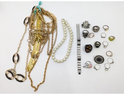 COLLECTION OF JEWELLERY PIECES INCLUDING CHAINS, F...