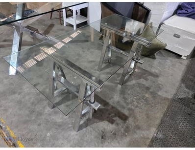 Glass Coffee table with metal fram legs
Note: Glas...