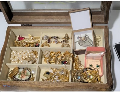 ASSORTED COSTUME JEWELLERY IN GLASS LIDDED JEWELLE...