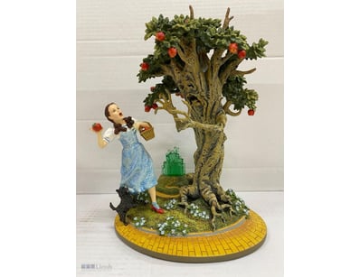 WIZARD OF OZZ SCULPTURE. DOROTHY AND THE WICKED AP...