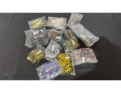 Assorted decorative patches 

Note: sold as lot
...