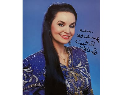 COUNTRY SINGER CRYSTAL GAYLE SIGNED PHOTO

Crystal...