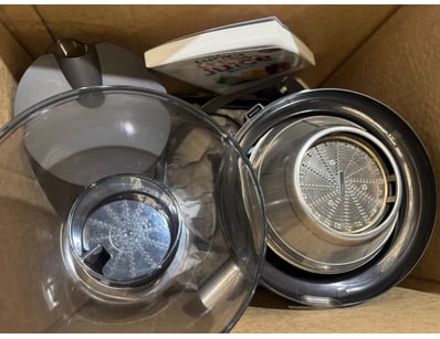 Kitchen juicing bundle comprising two stainless st...