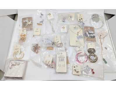 COLLECTION OF JEWELLERY PIECES INCLUDING EARRINGS,...