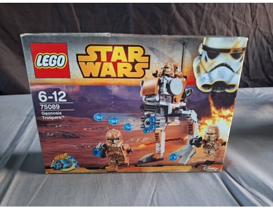 **UNRESERVED** LIFETIME COLLECTION OF LEGO PART... - Lot 302