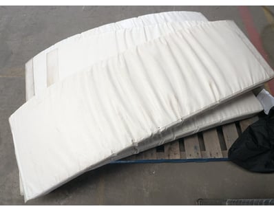 Pallet Lot of white padding, curved

Note: signs...