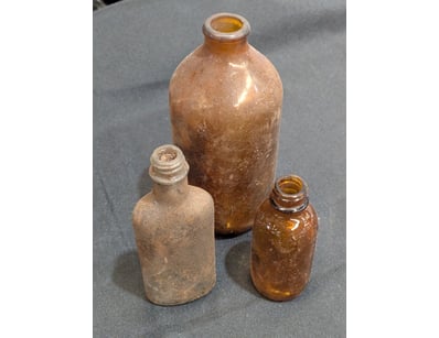 COLLECTION OF MEDICINAL GLASS BOTTLES AND VESSELS...