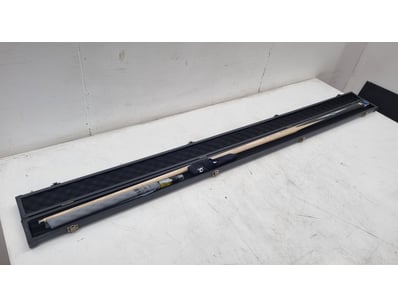 Professional snooker/pool cue in hard case. Featur...