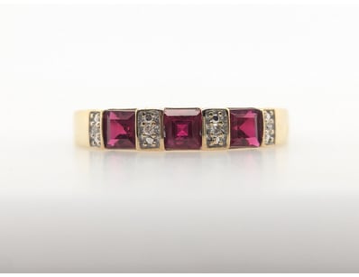 9CT SYNTHETIC RUBY AND DIAMOND RING


583010+12...
