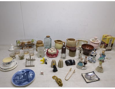 Extensive vintage collectibles lot featuring decor...