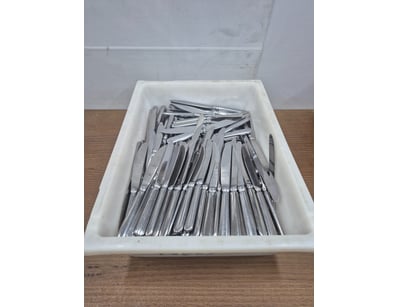 Lot of silver dinner knives. 43x32x12cm lot.

SOLD...