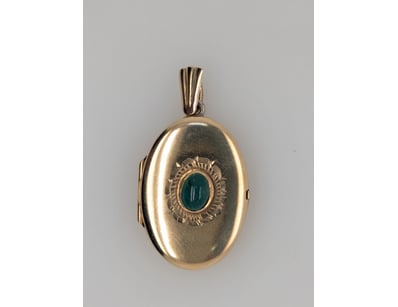 9CT GOLD EMERALD LOCKET


583010+127


