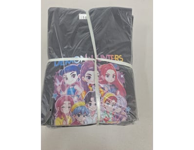 Bulk lot of merchandise comprising 10 black t-shir...